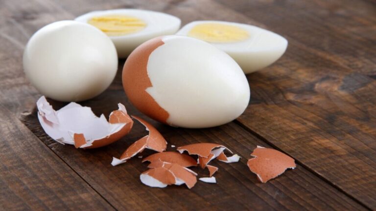Cómo QUITAR fácil y rápido la cáscara a los HUEVOS 🥚cocidos – Trucos de cocina