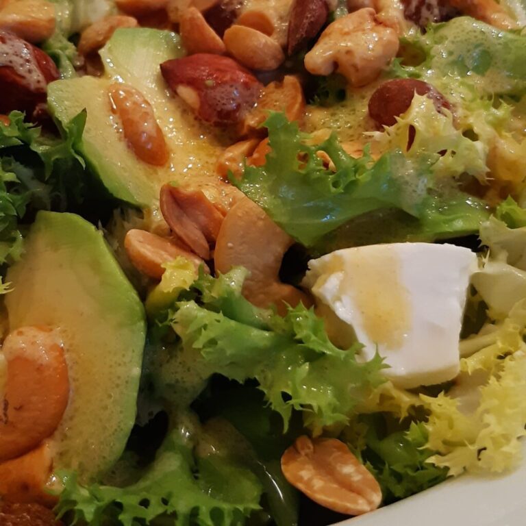 ENSALADA DE AGUACATE Y FRUTOS SECOS