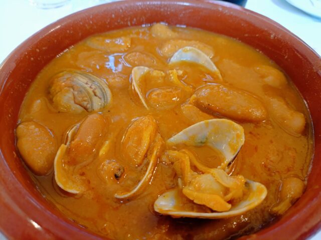 Este plato combina la suavidad de los judiones con la frescura de las almejas, resultando en una preparación deliciosa y nutritiva