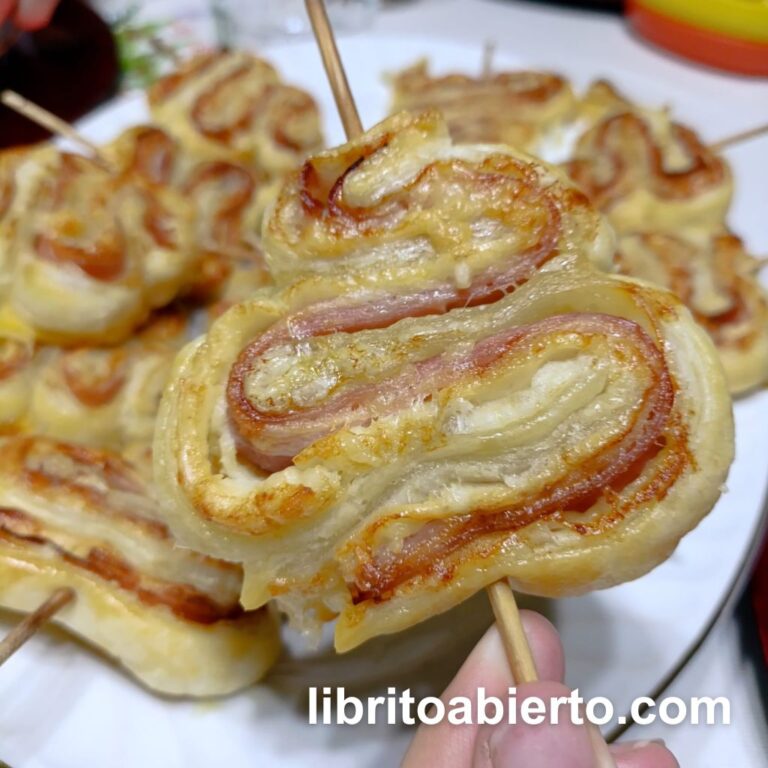 Arbolitos crujientes de hojaldre, beicon y queso de cabra