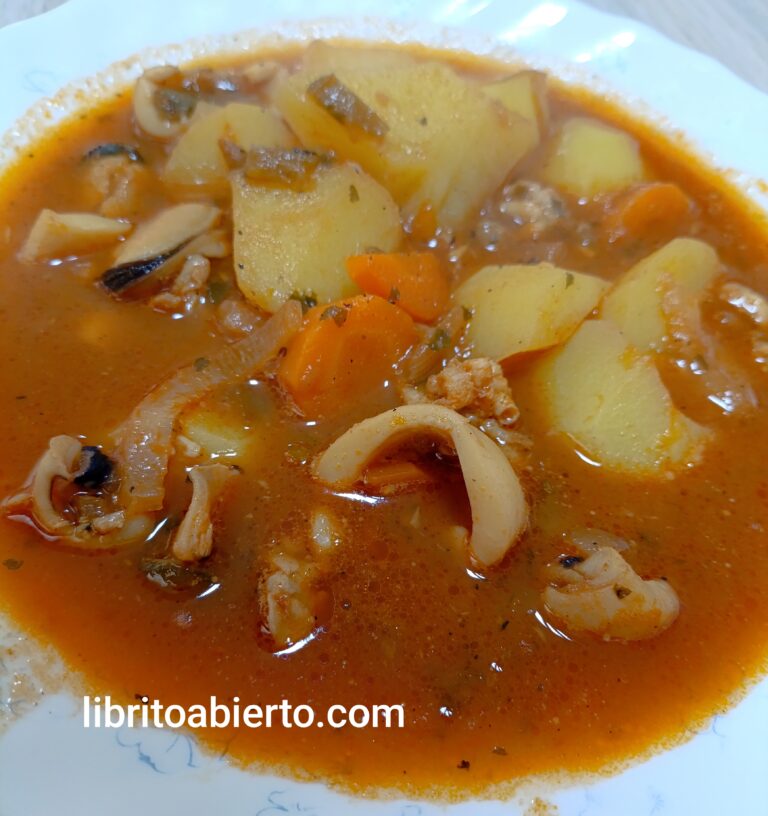 Guiso marinero caldoso con calamar mejillones y sabor a mar